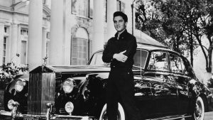 Elvis Presley at Home: 10 Images of The King’s Domestic Life